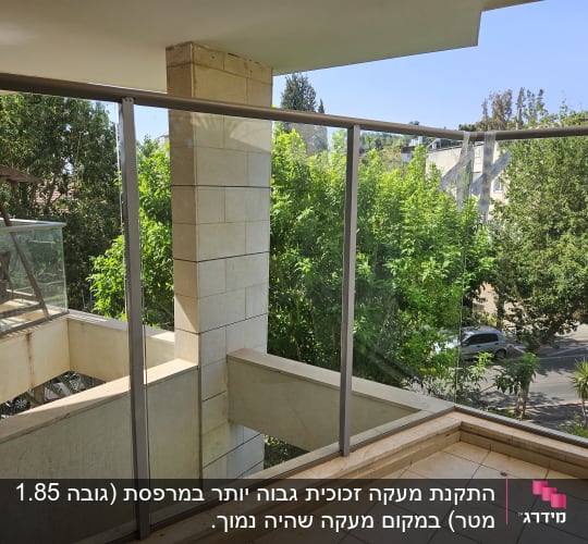 התקנת מעקה זכוכית שקוף ומעוצב במרפסת דירה